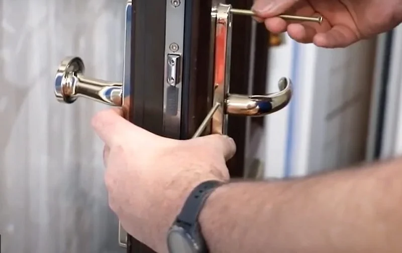 change door handle min